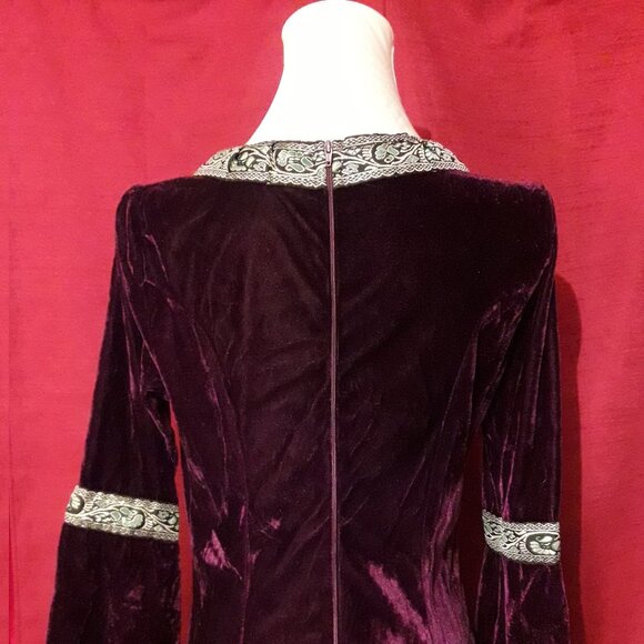 Renaissance Lady Hallowe'en Costume Purple Velour Gold Trim Size S/M - Picture 7 of 7